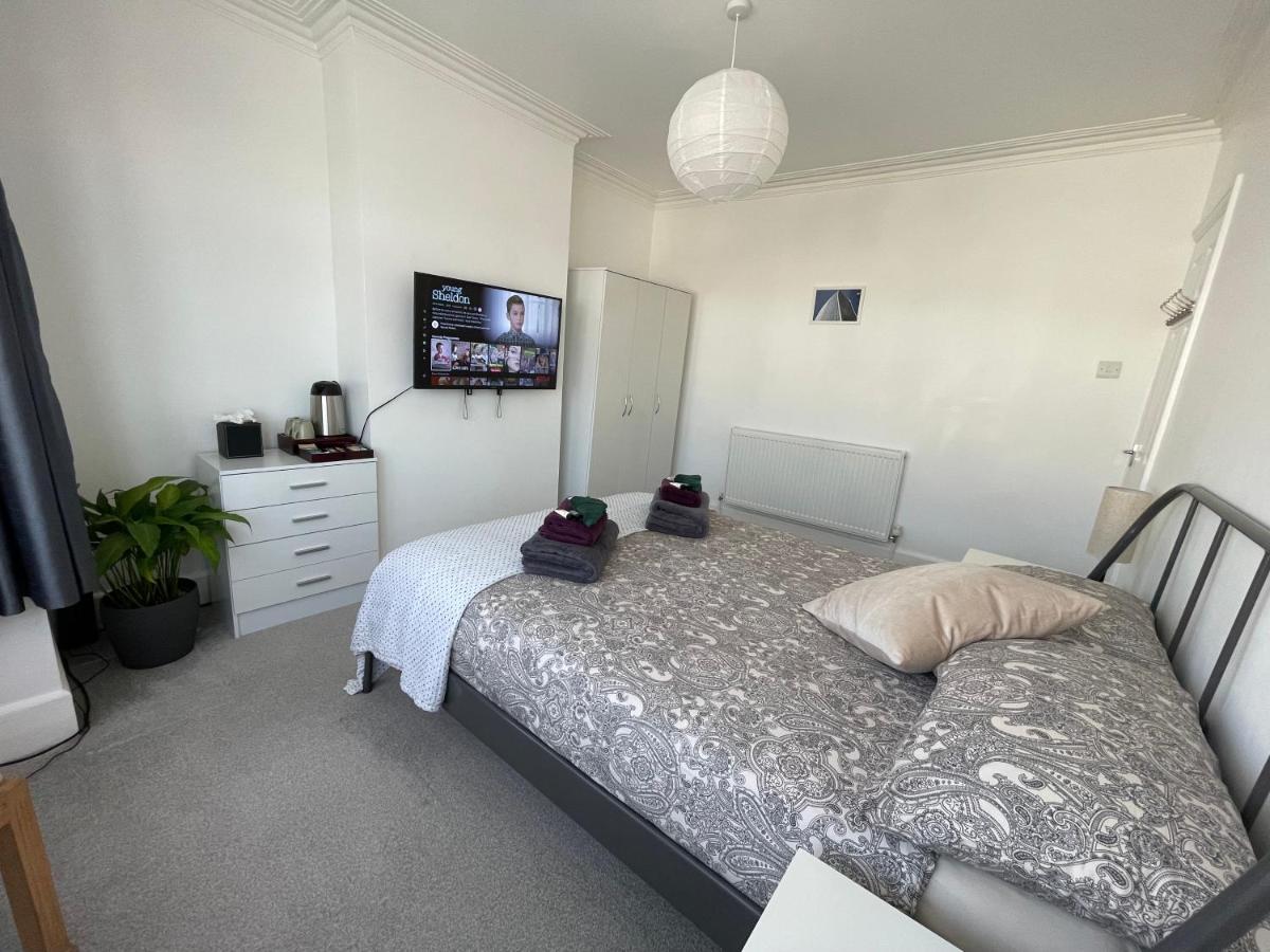 Double Bedroom With Tv In Sudbury Hill Wembley - 10 Mins From Wembley Stadium Harrow on the Hill Exterior photo