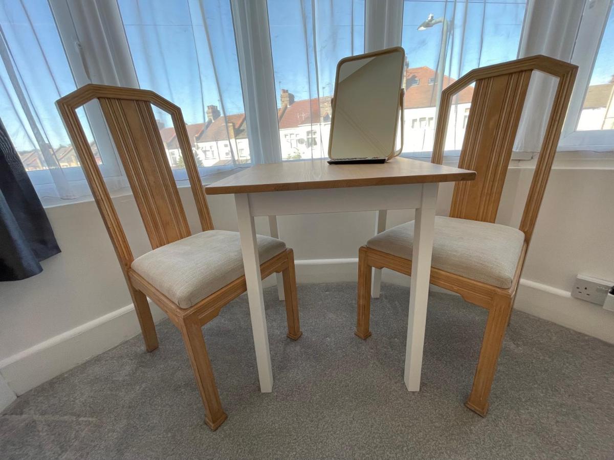 Double Bedroom With Tv In Sudbury Hill Wembley - 10 Mins From Wembley Stadium Harrow on the Hill Exterior photo